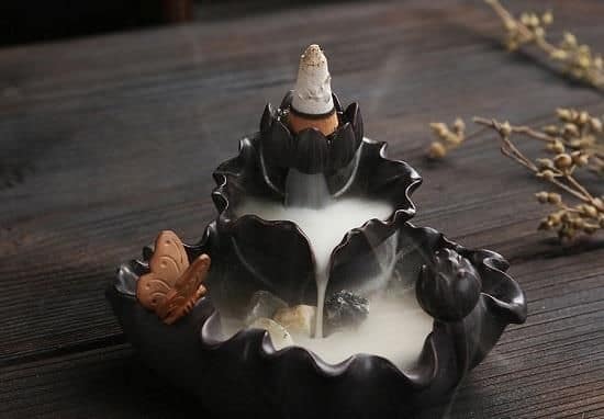 xông nhà bằng trầm hương
